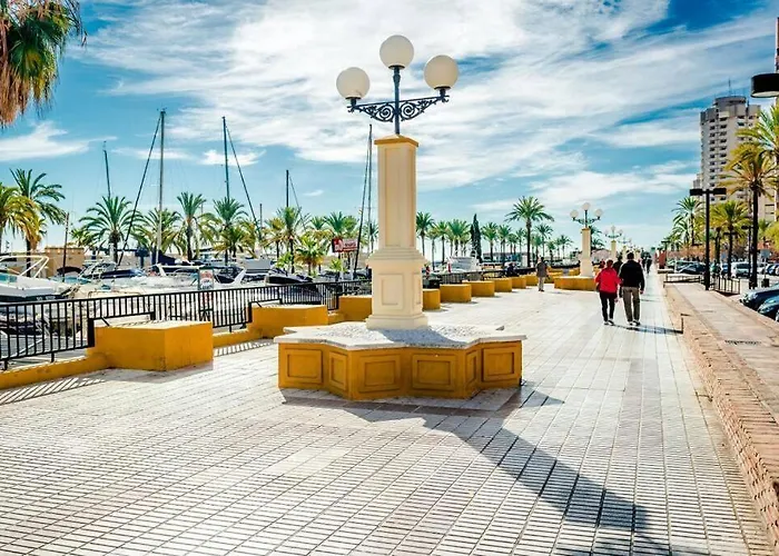 En Con Parking Y Piscina. Фуэнхирола